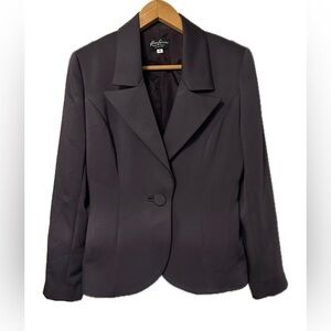 Karen Laurence by Matthews. Skirt suit. Size 6.